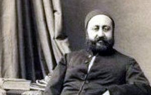 Hani bir söz vardır, “Heykeli dikilecek adam”. Bir yerde heykeli