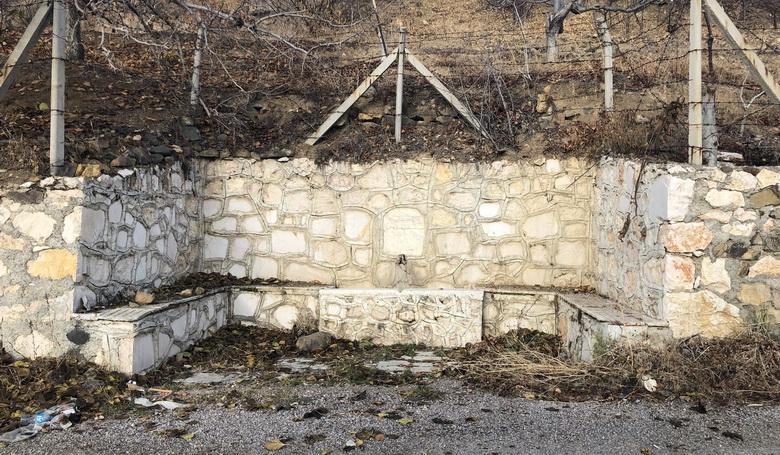 Musluk  çeşme kurnası değildir!. Musluk bir Yörük hayratıdır. Yolculukta çeşmenin