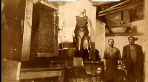 Tirilye, Bursa’nın Mudanya ilçesine bağlıdır. İlçenin batısında, 11 kilometre uzaklıkta,