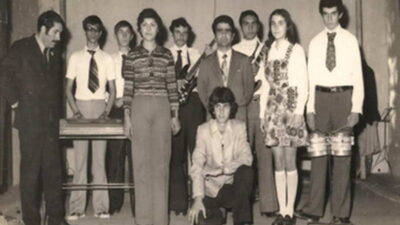 1970’li yıllarda artık olmayan okulumuz İnegöl Lisesinde eğitim görüyorduk. Lise