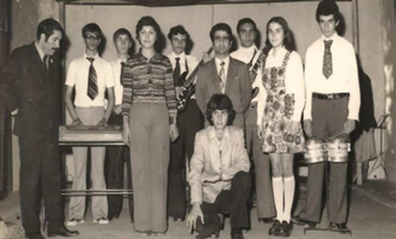 1970’li yıllarda artık olmayan okulumuz İnegöl Lisesinde eğitim görüyorduk. Lise