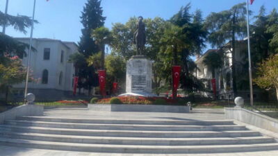 Bursalı Heykel deyince, nerede diye sormaz. Gençse ihtimal ki heykel