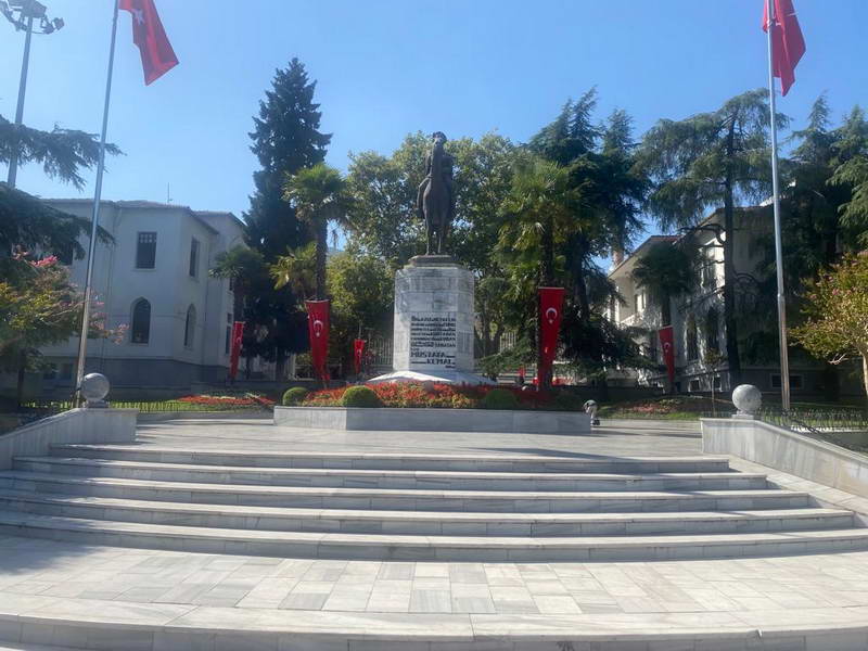 Bursalı Heykel deyince, nerede diye sormaz. Gençse ihtimal ki heykel