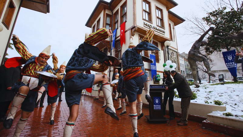 Bilim adamları kültürü ikiye ayırırlar. Bina, köprü, saray, kale, şato,