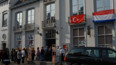 Tarihçi yazar Ekrem Hayri Peker, “Lalelerin ve Ressamların Ülkesi Hollanda’da