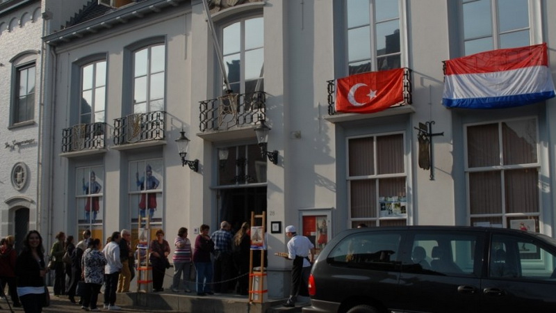 Tarihçi yazar Ekrem Hayri Peker, “Lalelerin ve Ressamların Ülkesi Hollanda’da