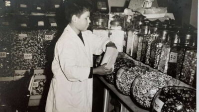 Altmışlı yetmişli yıllarda kafe olgusu toplumda yoktu. Çay bahçeleri ve