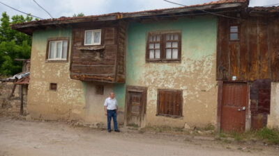 Günümüzde Yunuslar köyü[1] Gediz-Kütahya yolunun üzerinde yer alıp, Gediz’e 20