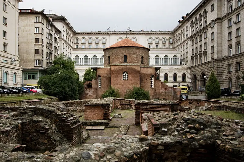 https://europebetweeneastandwest.files.wordpress.com/2016/09/the-4th-century-st-george-rotunda-behind-remains-of-serdica.jpg